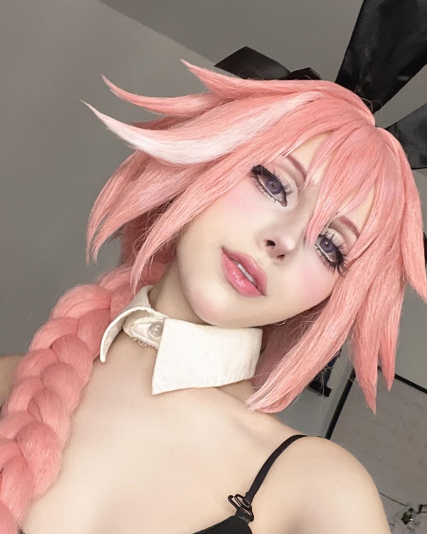 Astolfo cosplay giữa phố đêm lung linh