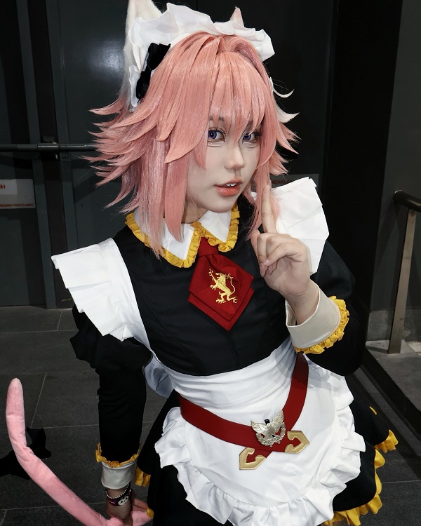 Astolfo cosplay trong studio ánh sáng chuyên nghiệp