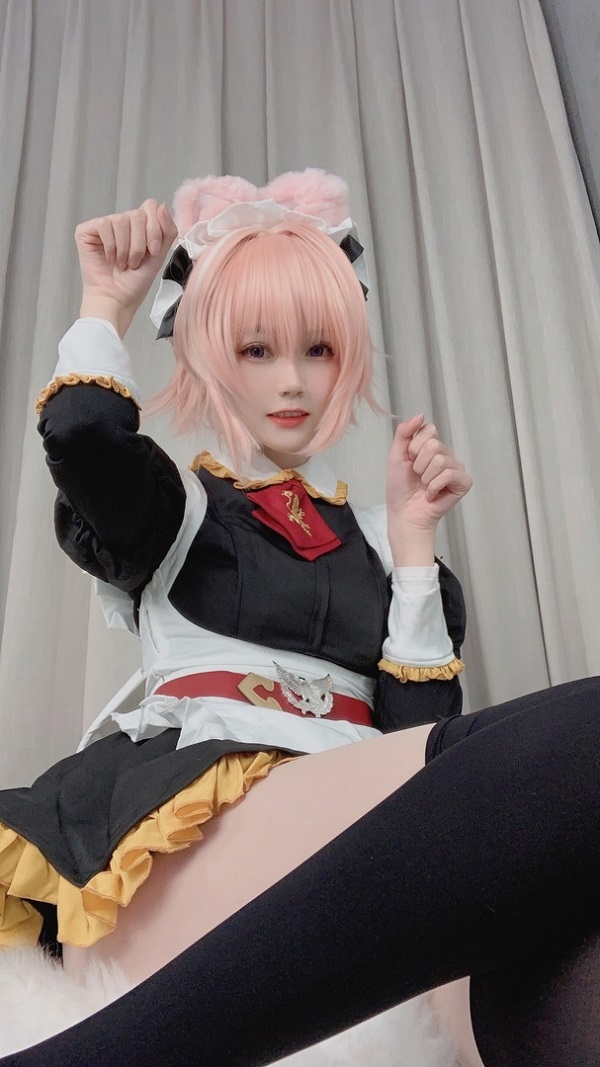 Astolfo cosplay trong trang phục màu hồng đặc trưng