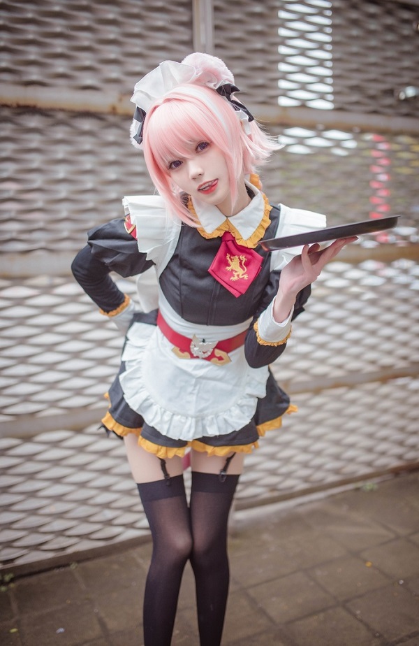 Astolfo cosplay cùng đạo cụ kiếm chất lừ