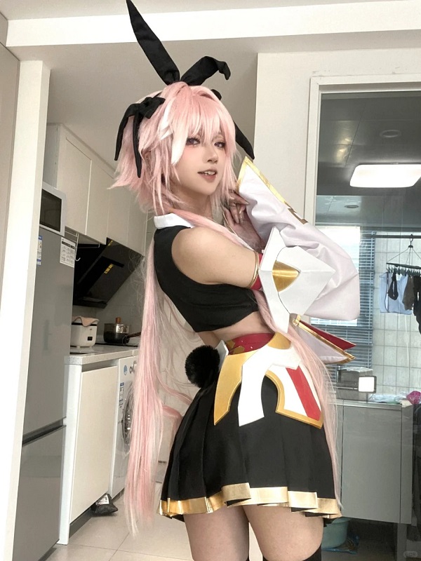 Astolfo cosplay dễ thương trong ánh nắng chiều