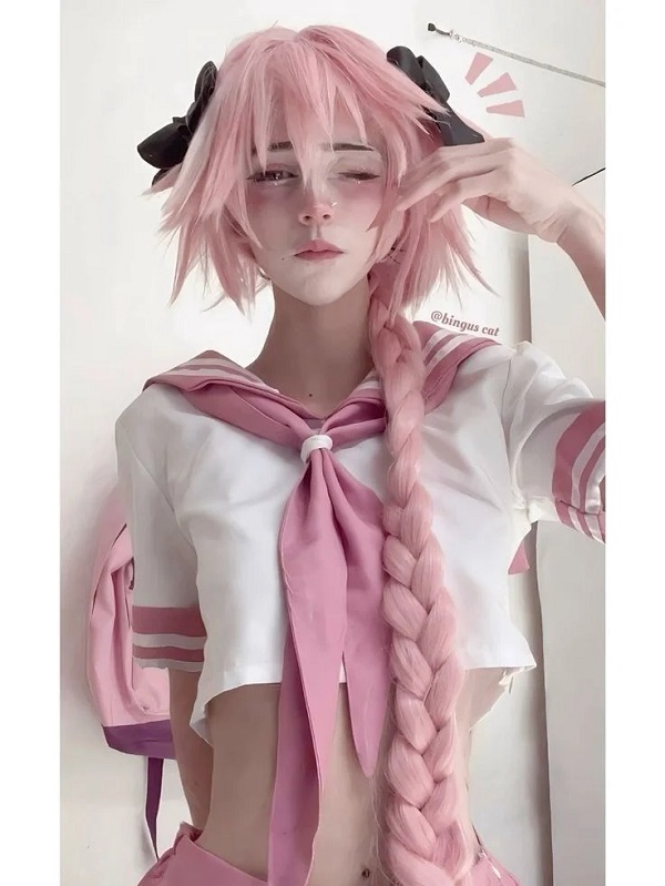 Astolfo cosplay tạo dáng với background rừng
