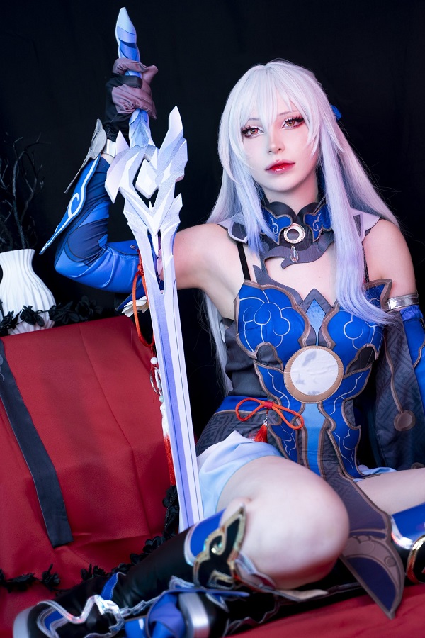 Cosplay nhân vật nữ lạnh lùng đầy quyền lực