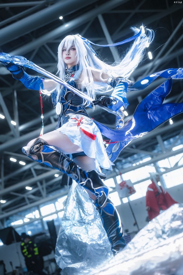 Cosplay nhân vật nữ lạnh lùng đầy quyền lực