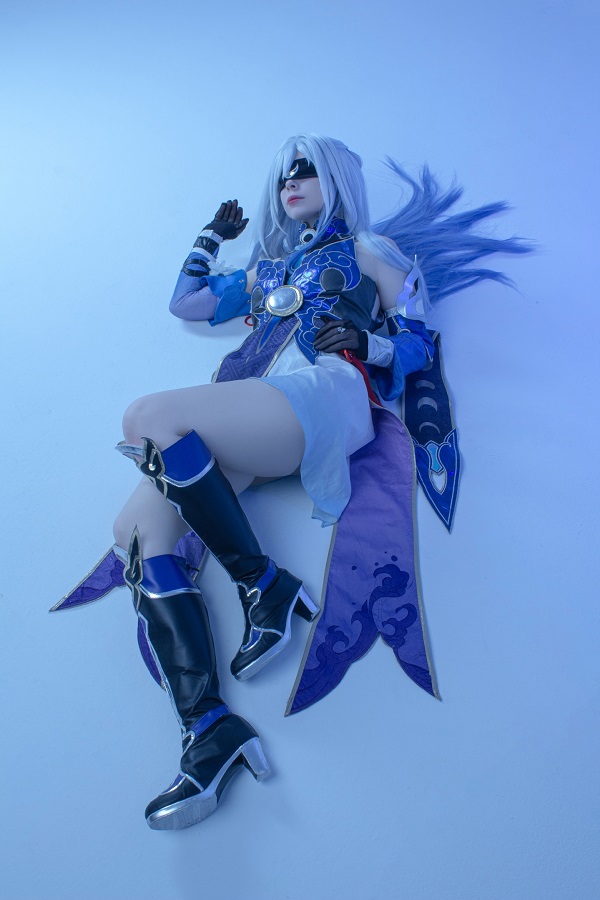 Cosplay nhân vật nữ lạnh lùng đầy quyền lực