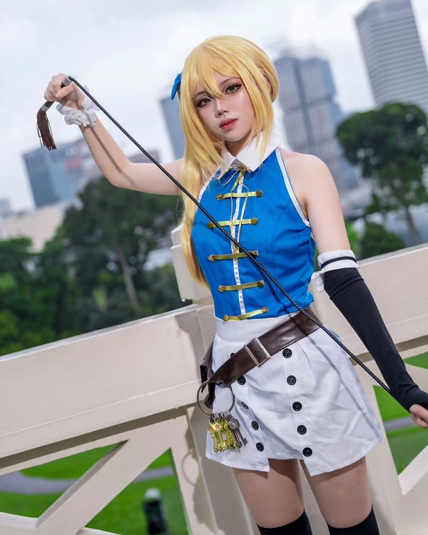 Coser Lucy đang tạo dáng với phong cách nhẹ nhàng