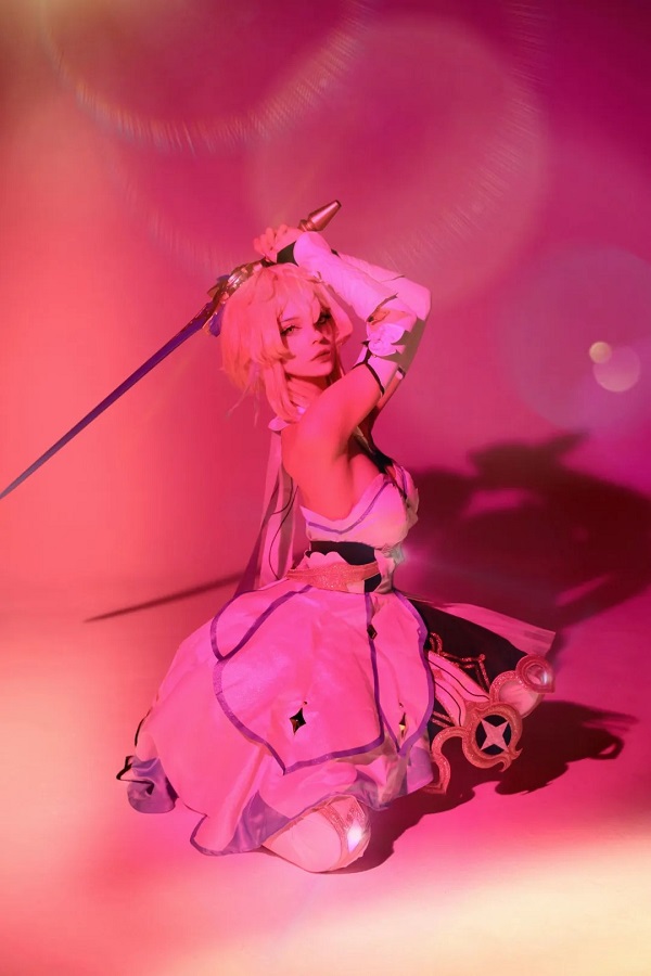 Cosplay Lumine Genshin với trang phục mặc định cực chuẩn