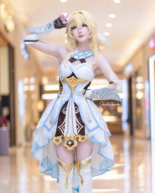 Cosplayer Lumine tạo dáng với hiệu ứng ánh sáng