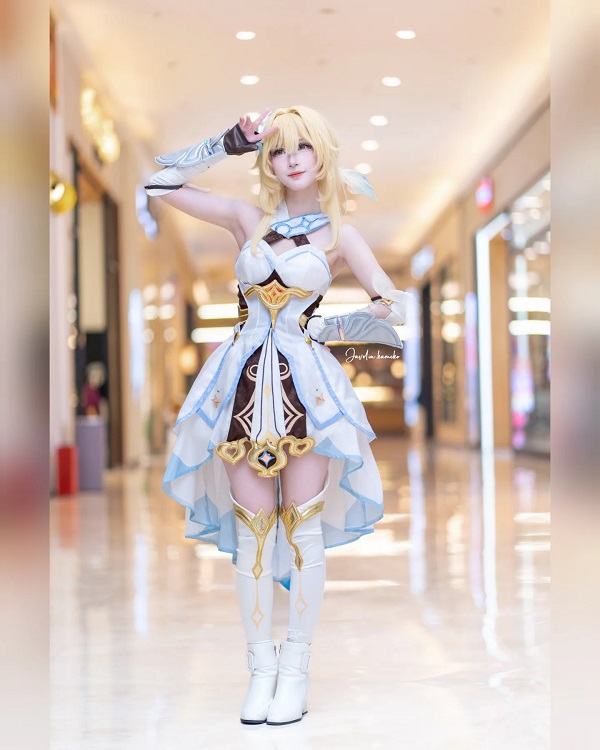 Lumine cosplay giữa vườn hoa vàng rực rỡ