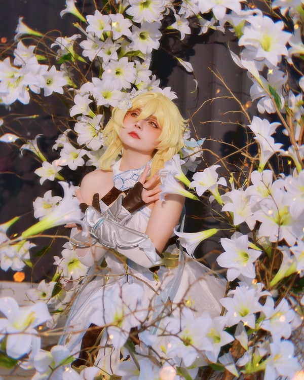 Cosplay Lumine với tóc vàng óng và mắt sáng long lanhCosplay Lumine với tóc vàng óng và mắt sáng long lanh