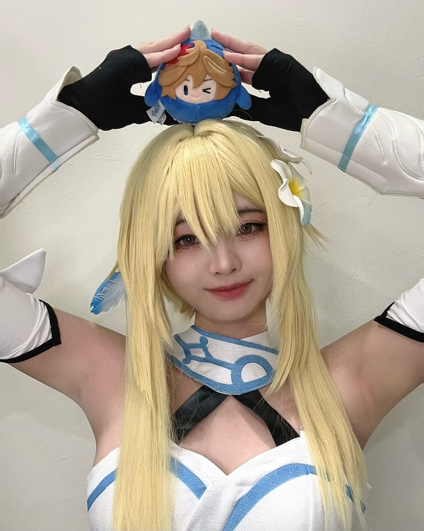 Lumine cosplay đang di chuyển giữa ánh nắng chiều