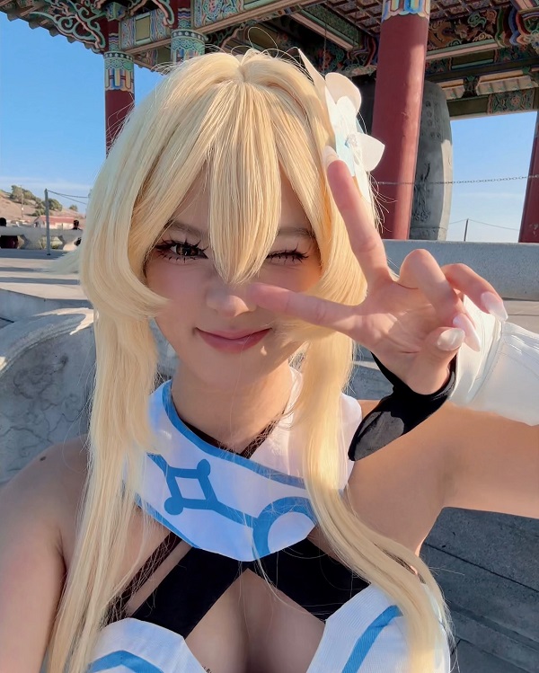 Lumine cosplay mặc outfit trắng vàng nổi bật