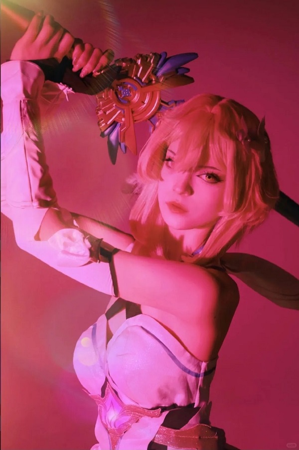 Cosplayer tái hiện Lumine ngoài đời siêu chân thật
