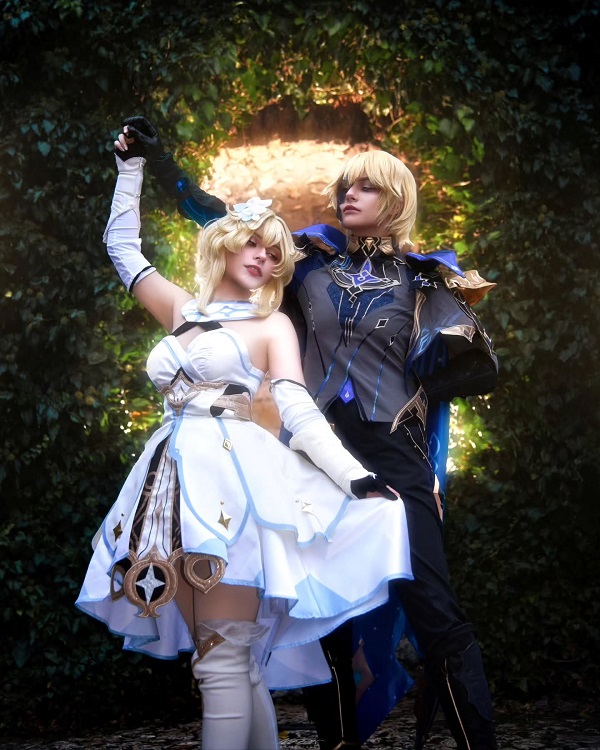 Lumine cosplay bên Paimon plushie siêu đáng yêu