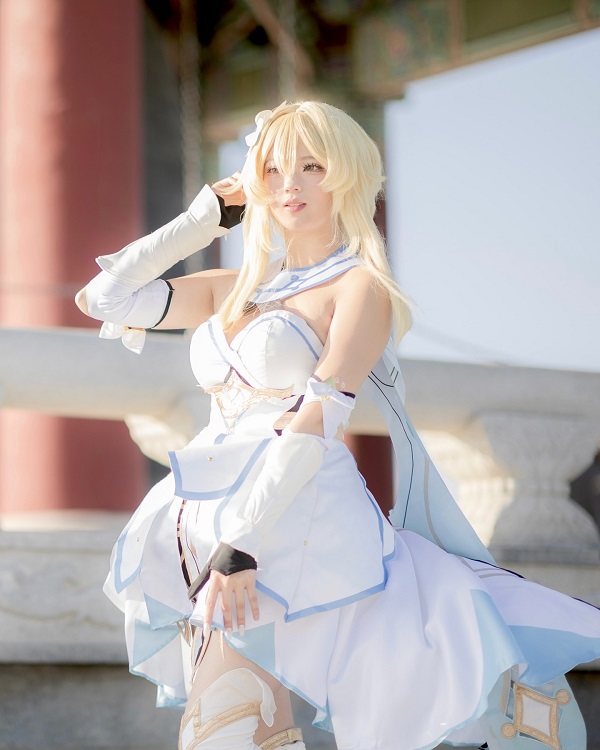 Cosplayer Lumine với mái tóc tết tinh tế