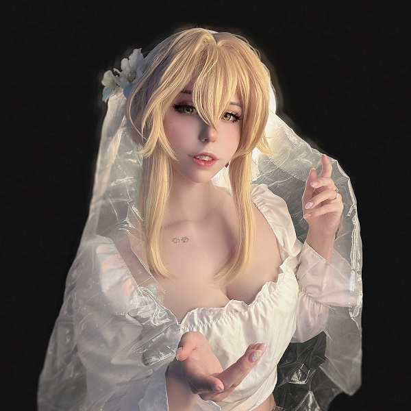 Lumine cosplay đang nhìn thẳng vào ống kính