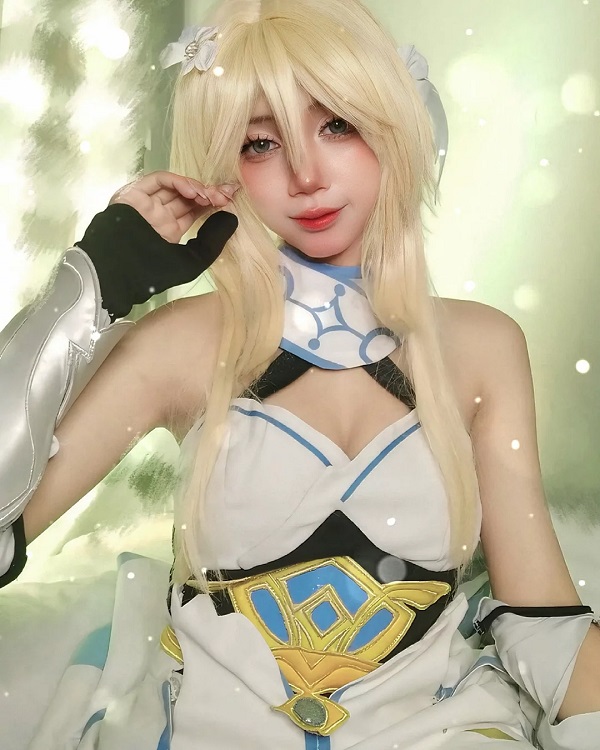 Lumine cosplay giữa cánh đồng cỏ mộng mơ