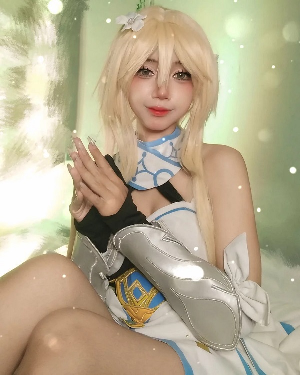 Lumine cosplay tái hiện cảnh chiến đấu sống động