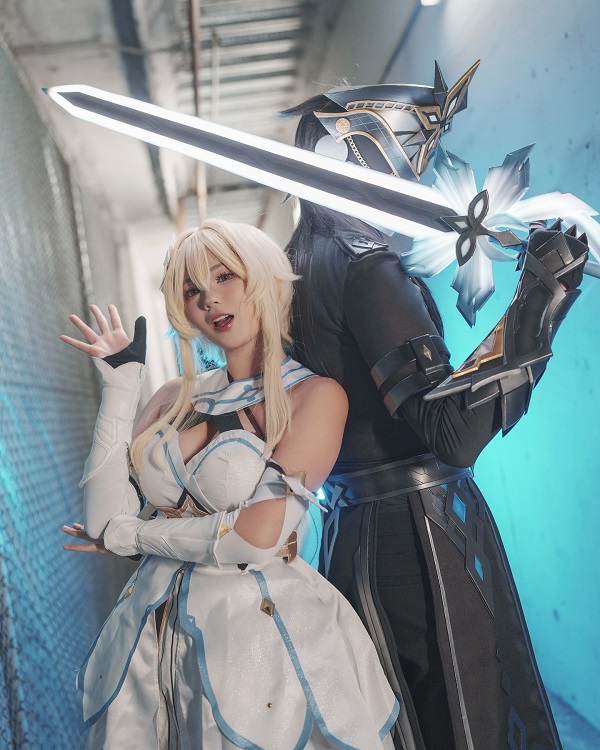 Lumine cosplay với ánh sáng vàng lung linh huyền ảo