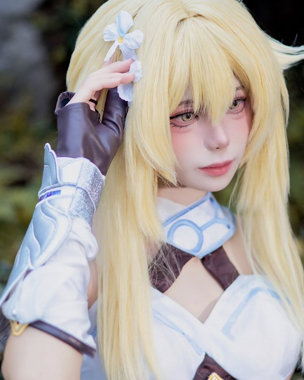 Lumine cosplay dùng kiếm ánh sáng trong ảnh nghệ thuật