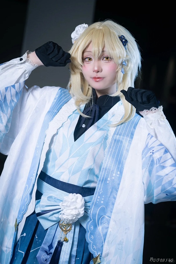 Lumine cosplay với biểu cảm lạnh lùng đầy thần thái