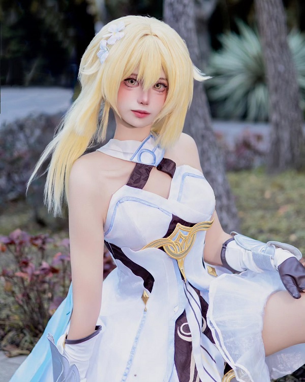 Lumine cosplay thể hiện sự mềm mại nhưng mạnh mẽ