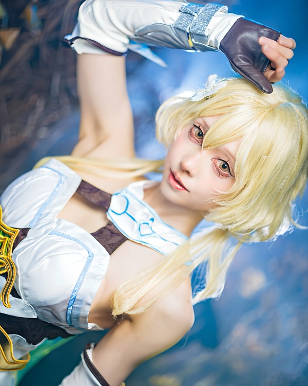 Cosplayer Lumine tạo dáng trong khung cảnh huyền bí