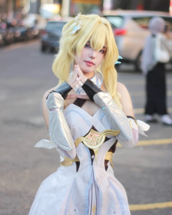 Lumine phiên bản cosplay giữa phố cổ phong cách Genshin