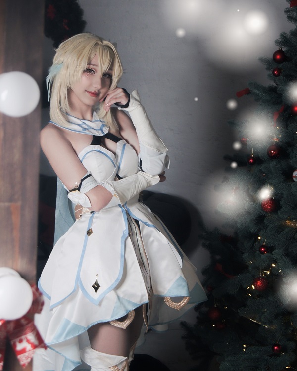 Cosplayer Lumine đang cười nhẹ nhìn về phía xa