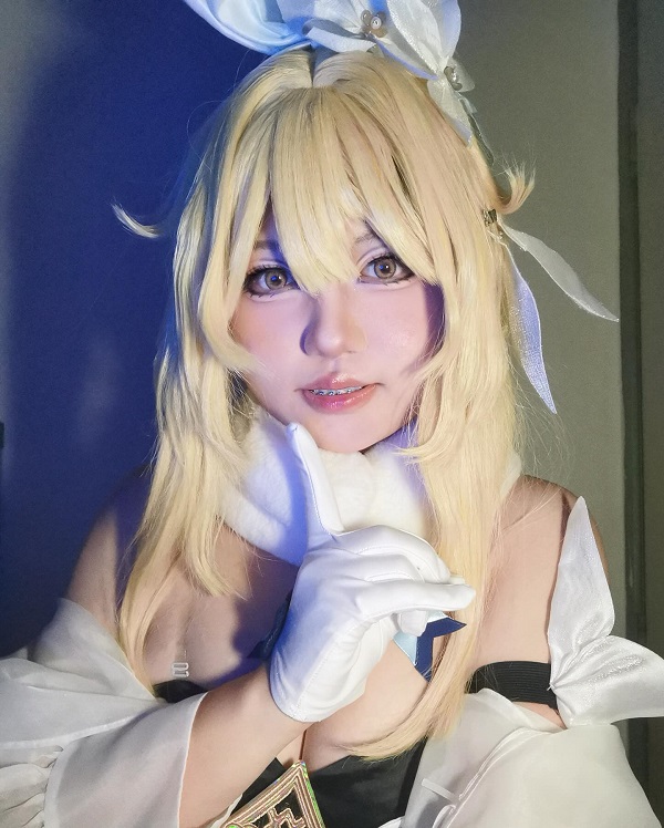 Lumine cosplay tạo dáng cùng kiếm và cape bay phấp phới