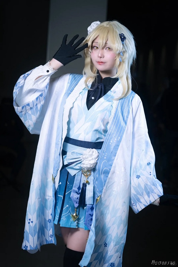 Ảnh cosplay Lumine với nền rừng fantasy lung linh