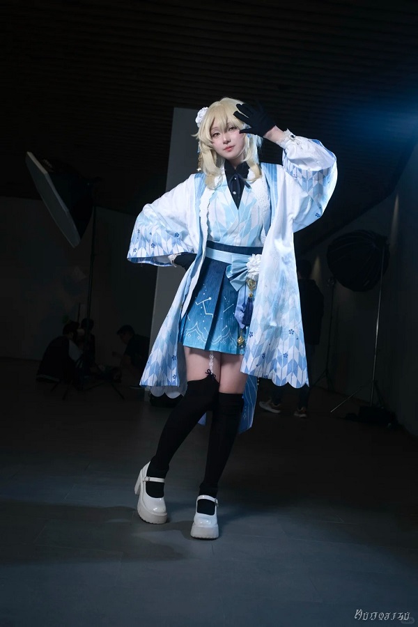 Gương mặt cosplayer Lumine rạng rỡ dưới ánh nắng