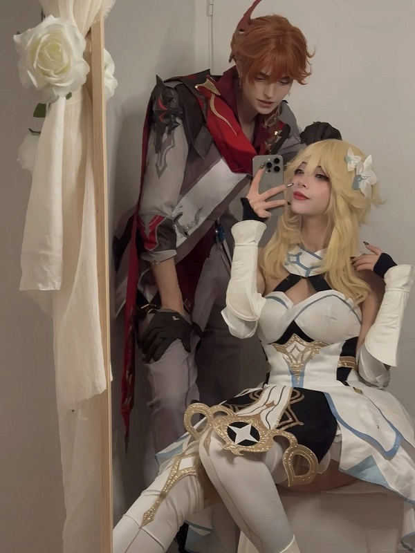 Lumine cosplay tạo dáng cầm kiếm siêu ngầu