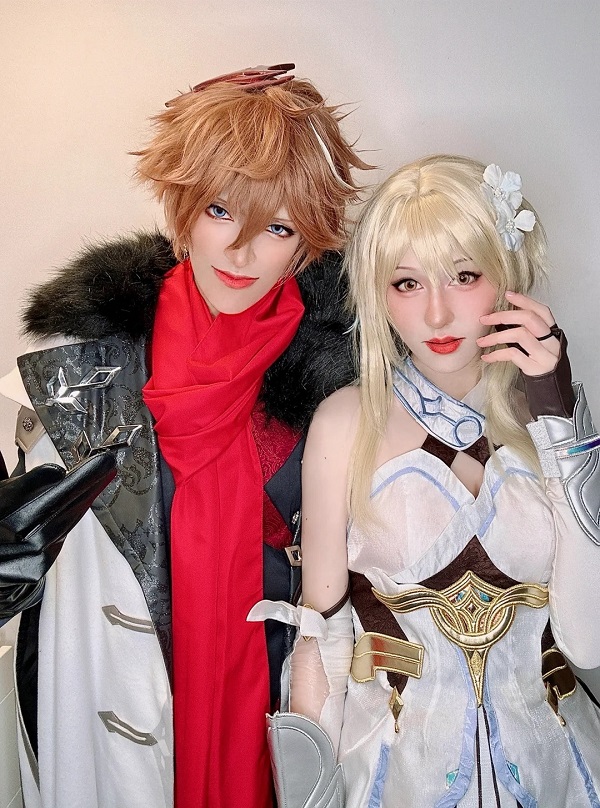 Cosplay Lumine giữa cảnh vật Teyvat huyền ảo