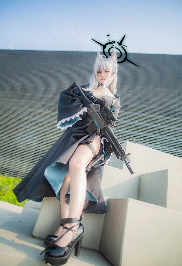 Shiroko cosplay trong khung nền thành phố