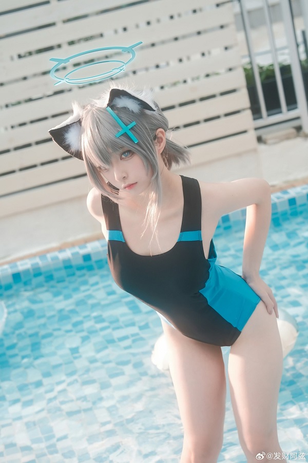Shiroko cosplay với ánh nhìn xa xăm