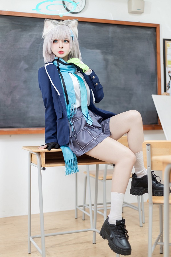 Cosplay Shiroko giữa nền hoa anh đào