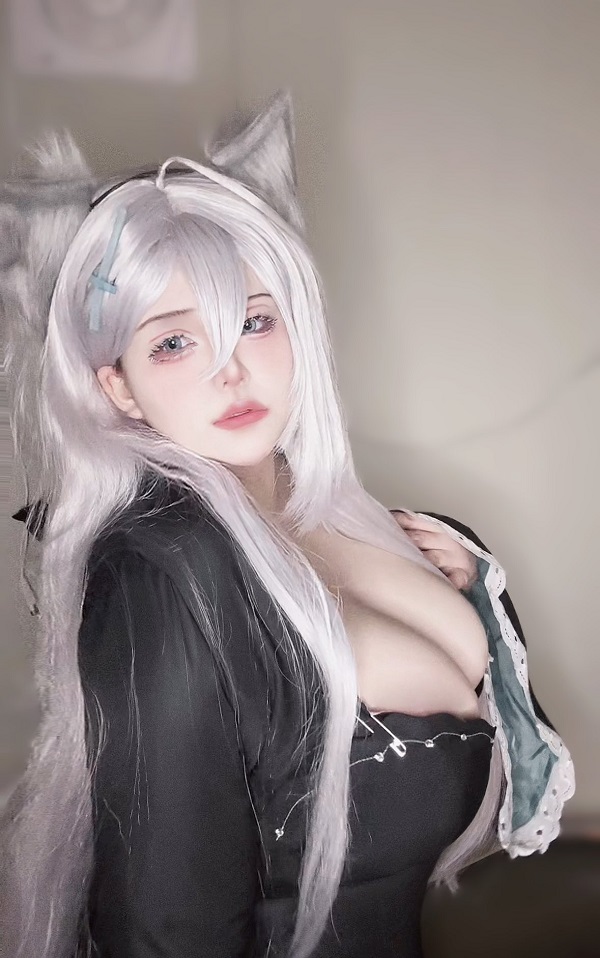 Coser Shiroko pose dáng đầy cá tính