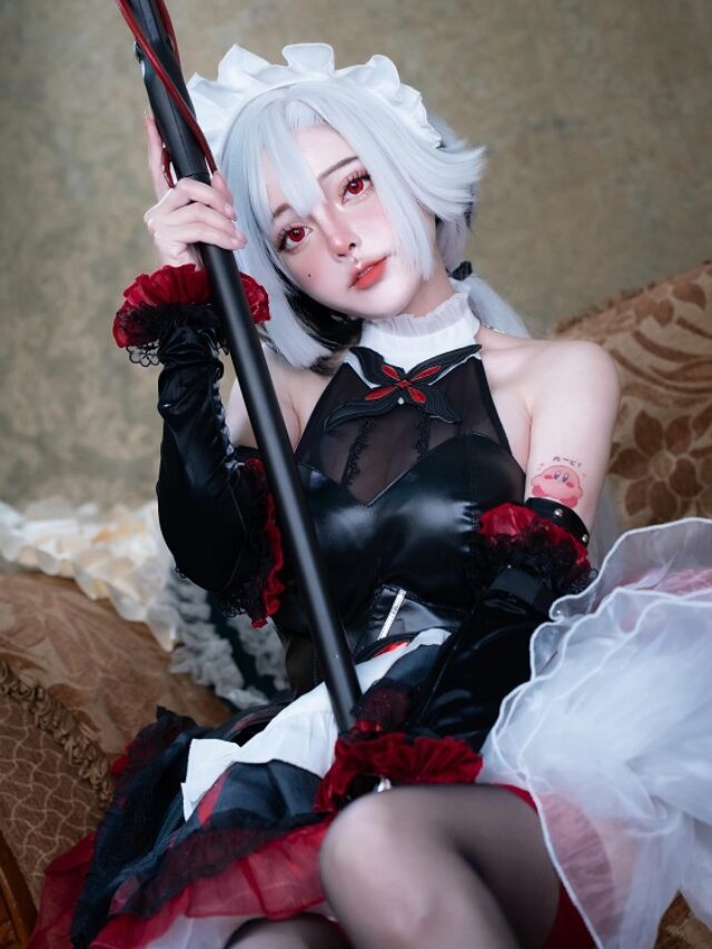 Coser nữ tạo dáng trước background tối phong cách