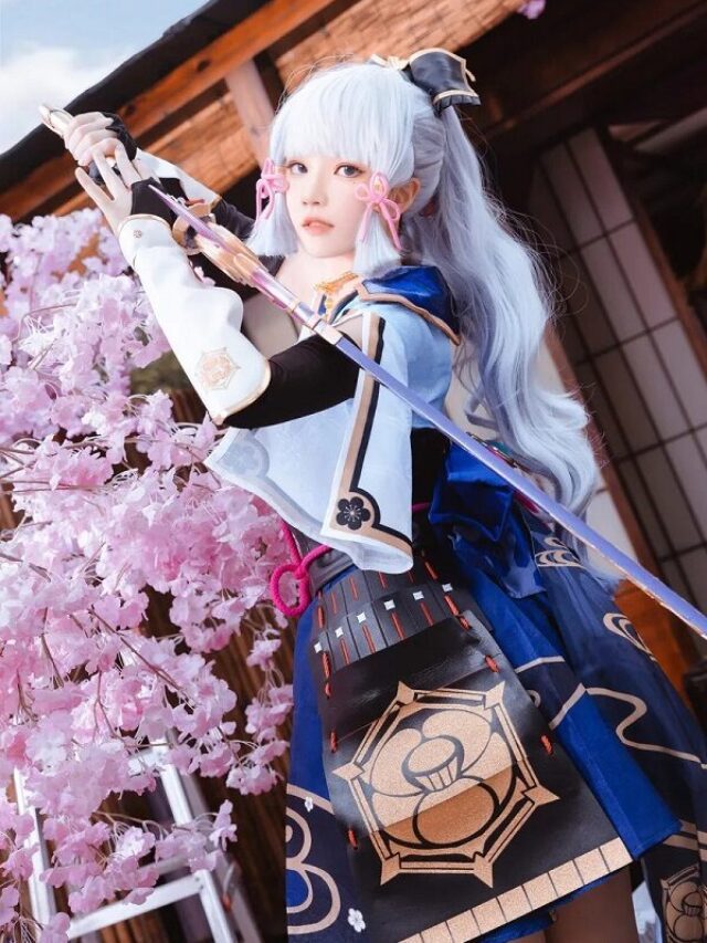 Bức cosplay Ayaka với phông nền mờ huyền ảo