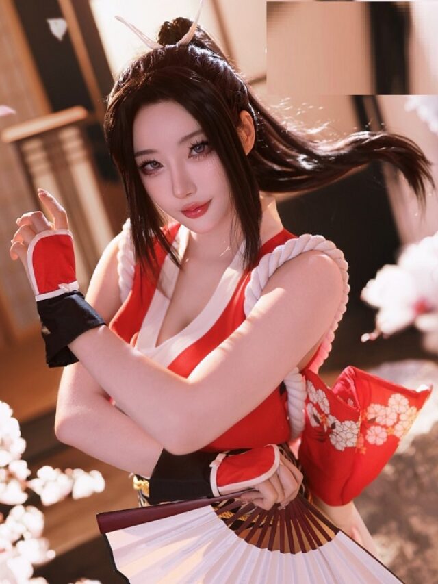 Cosplay Mai Shiranui với bộ trang phục xẻ tà đầy quyến rũ