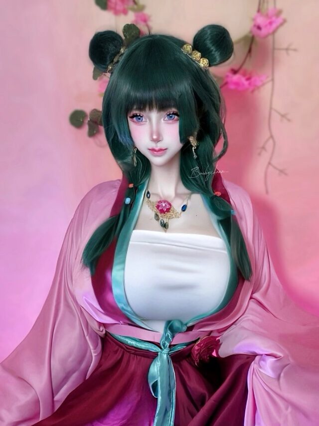 Cosplay Maomao cùng đạo cụ dược liệu
