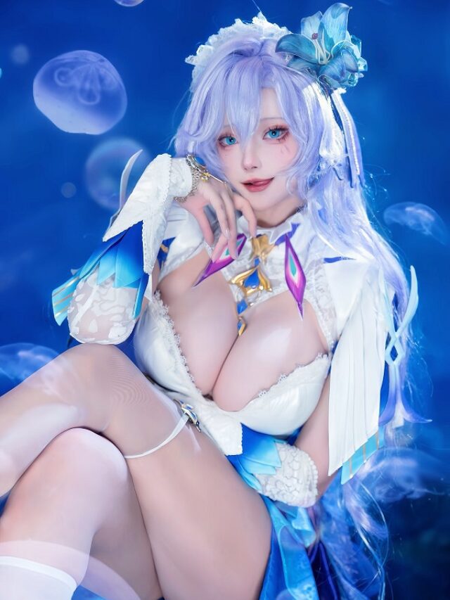 Coser nữ tạo dáng gợi cảm trong trang phục nhân vật anime