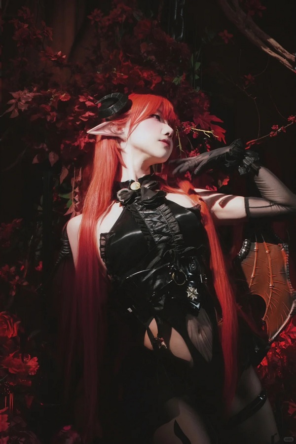 Ánh nắng chiếu qua bộ trang phục cosplay sexy tinh tế