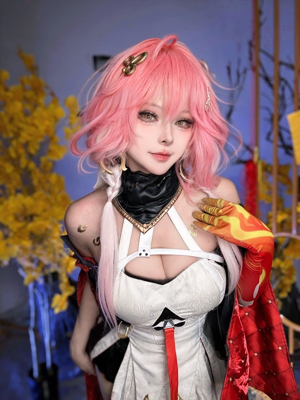 Coser tạo dáng tại bối cảnh studio chuyên nghiệp