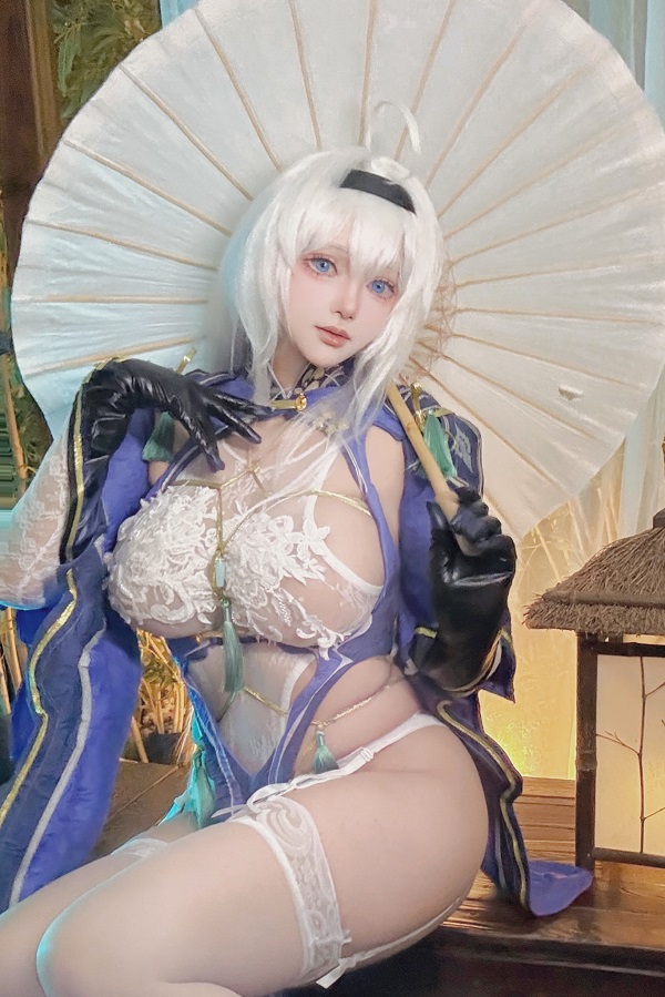 Ánh mắt đầy mê hoặc cùng bộ đồ cosplay táo bạo