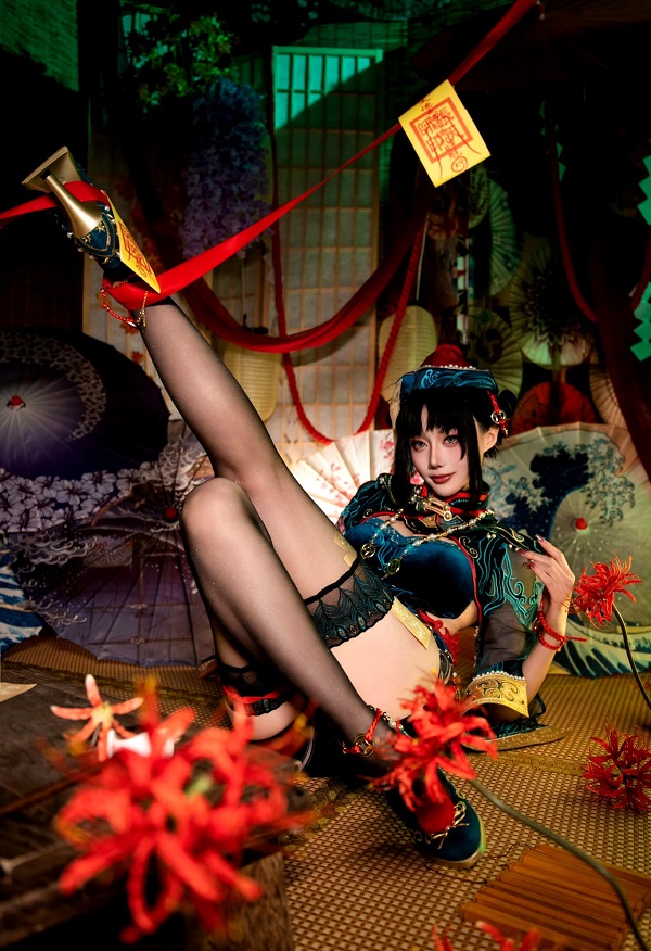 Coser diện đồ ngắn khoe dáng chuẩn trong ánh đèn sân khấu