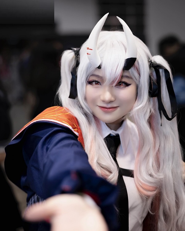Coser tạo dáng chuyên nghiệp đúng tinh thần Ayame