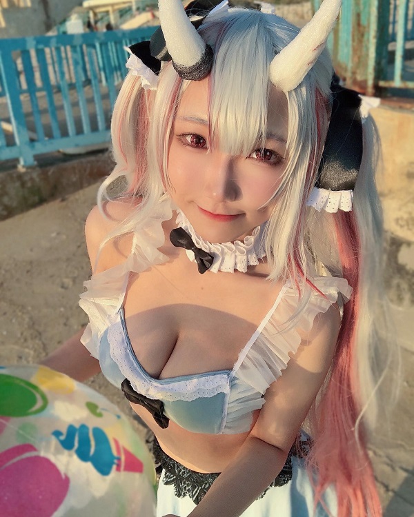 Cosplay Ayame với background tối giản