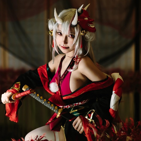 Cosplayer tạo dáng với biểu cảm quyền lực